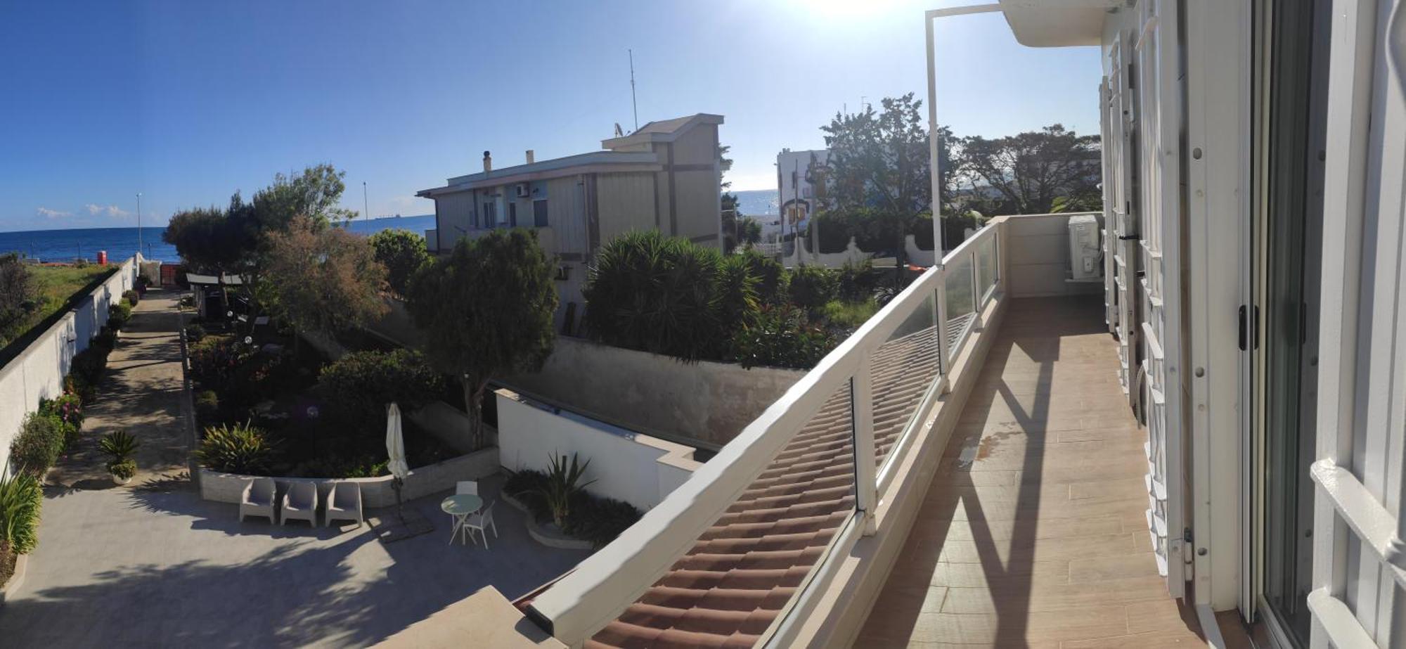 Seagull Apartments - Front And Sea View & Airport Bari Exteriör bild