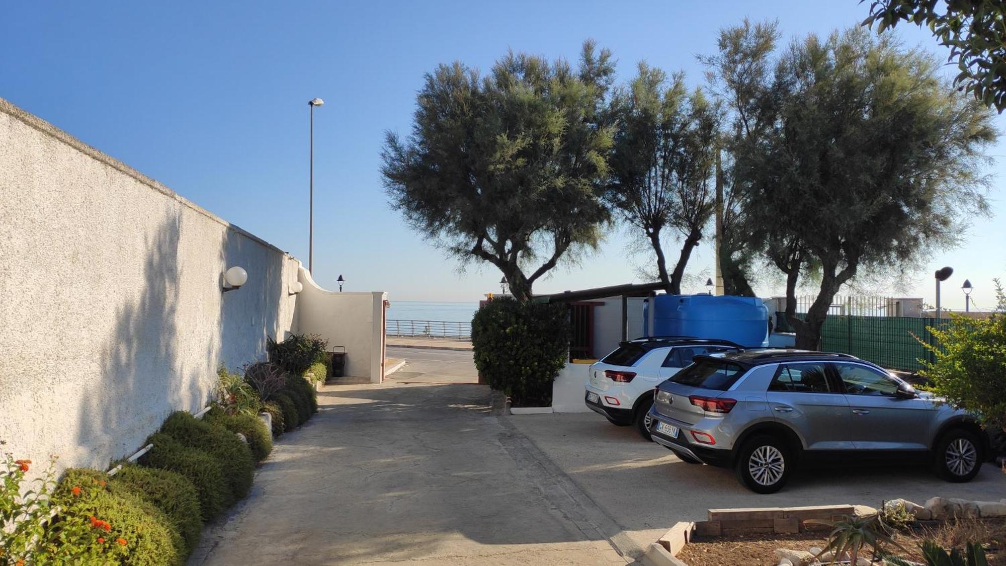 Seagull Apartments - Front And Sea View & Airport Bari Exteriör bild